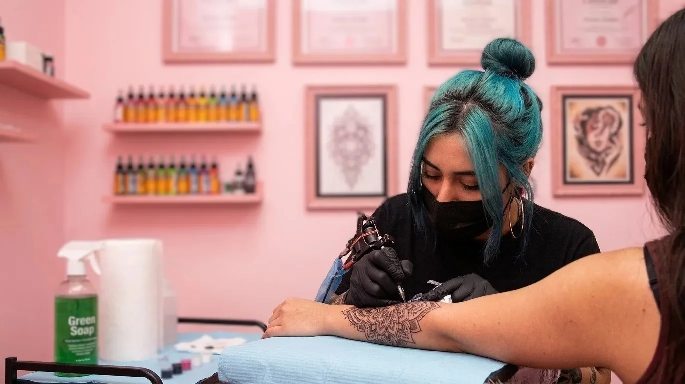 Zulaika, tatuadora profesional en Mad Lolita Tattoo & Piercing Atelier Querétaro