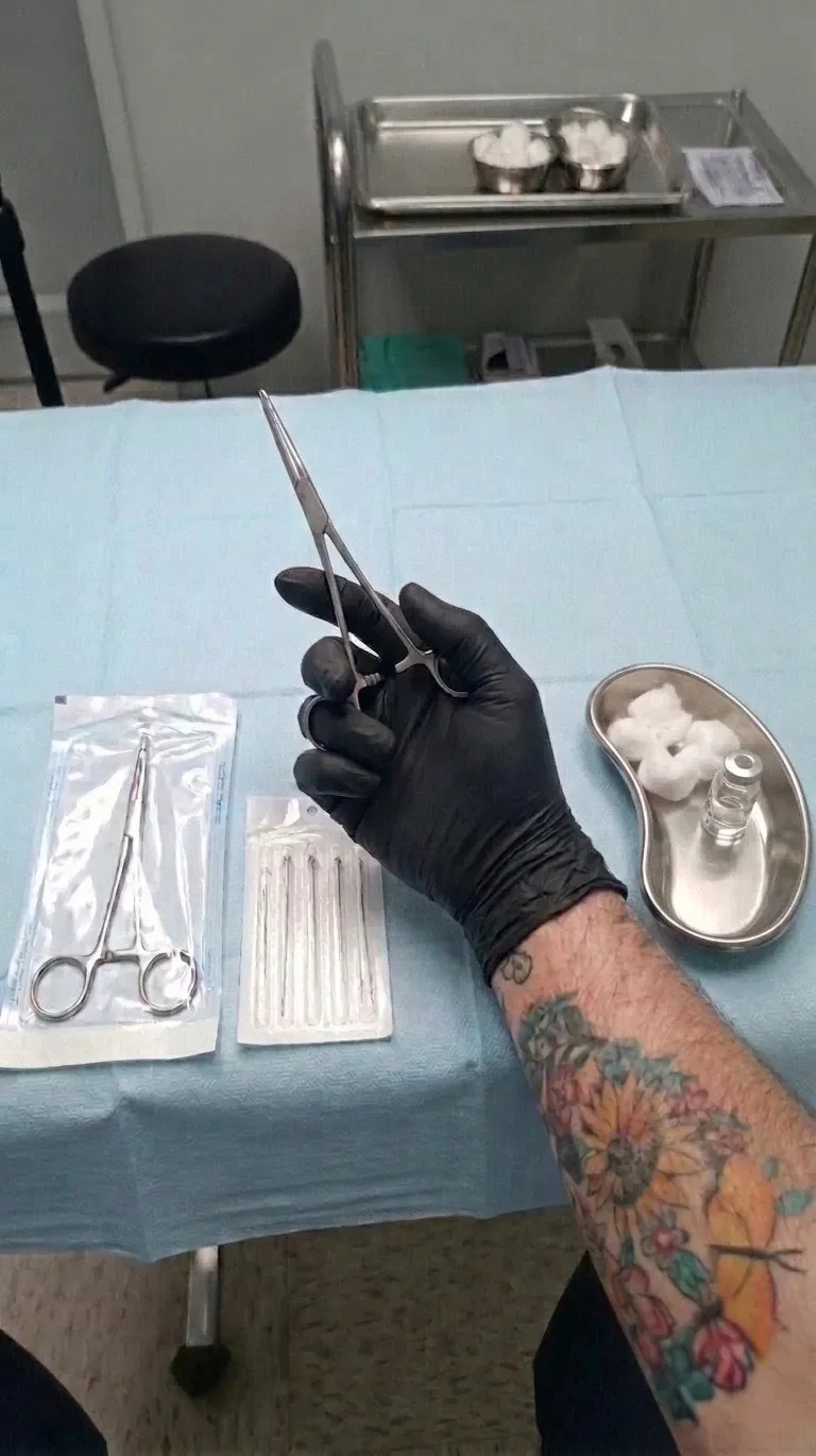 Mesa de trabajo preparada para procedimientos de body piercing y tatuaje