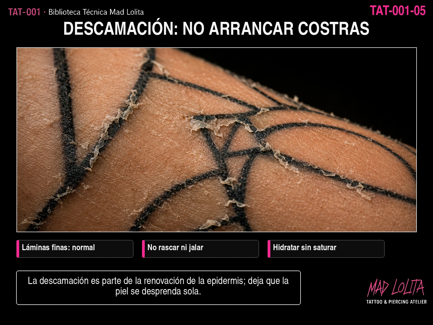 Macro fotografía de un tatuaje en fase normal de descamación, con láminas finas de piel desprendiéndose sin signos de infección.